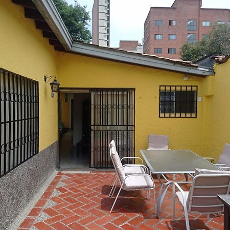 Yellow House Hostel Medellin Exterior photo