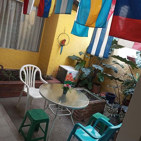 Yellow House Hostel Medellin Exterior photo
