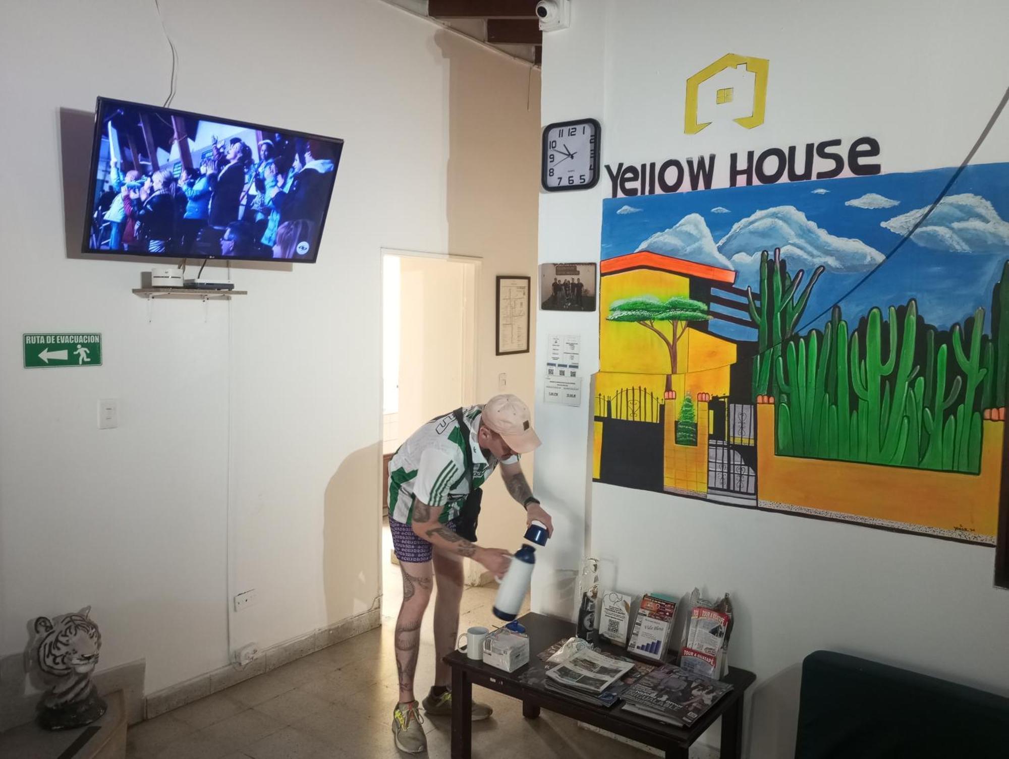 Yellow House Hostel Medellin Exterior photo