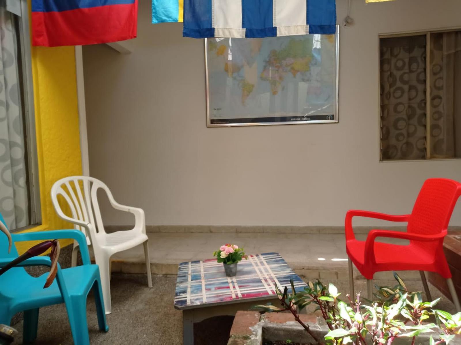 Yellow House Hostel Medellin Exterior photo