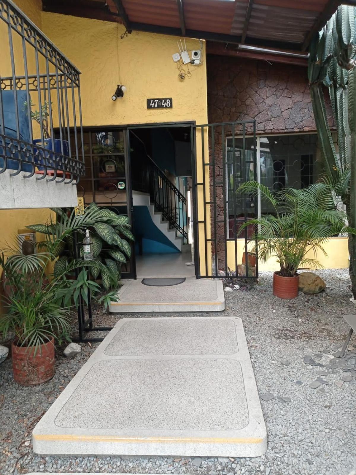 Yellow House Hostel Medellin Exterior photo