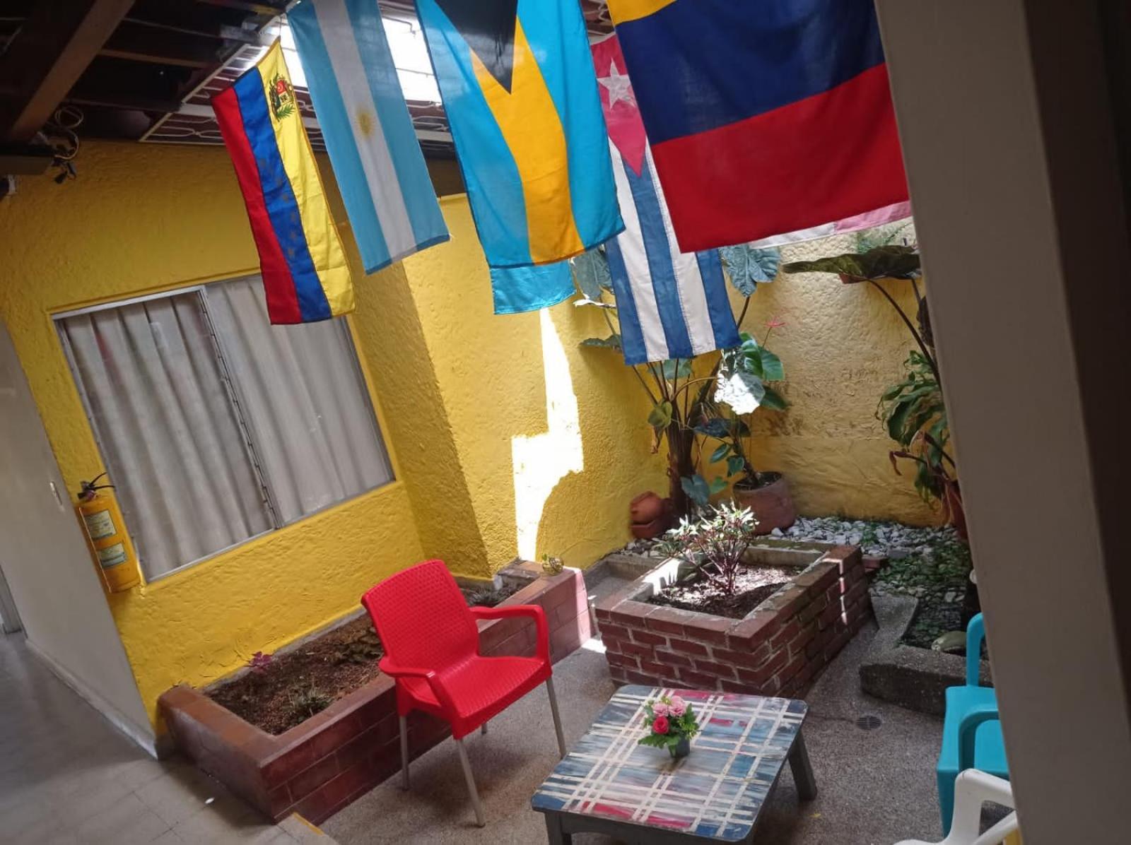 Yellow House Hostel Medellin Exterior photo