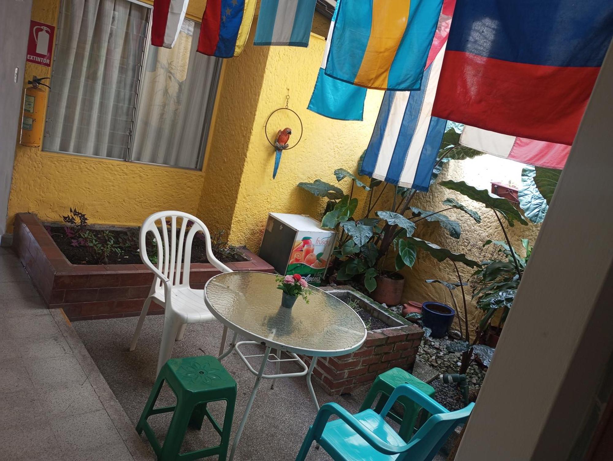 Yellow House Hostel Medellin Exterior photo