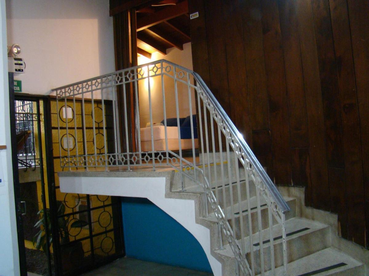Yellow House Hostel Medellin Exterior photo